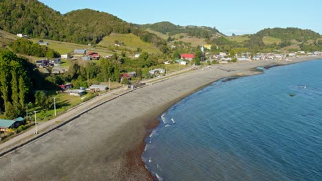 Luftaufnahme-Des-Tenaun-Strandes-In-Chiloé-Mit-üppigen-Grünen-Hügeln-Und-Einer-Geschwungenen-Küstenlinie