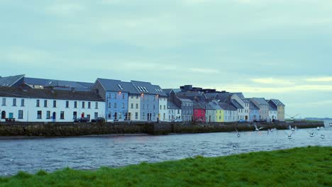 Toma-Panorámica-Suave-De-Long-Was-En-Galway.