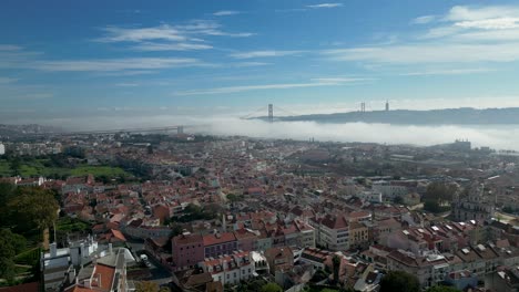 Die-Brücke-Vom-25.-April-In-Der-Stadt-Lissabon-Ist-Im-Morgennebel-Eingehüllt