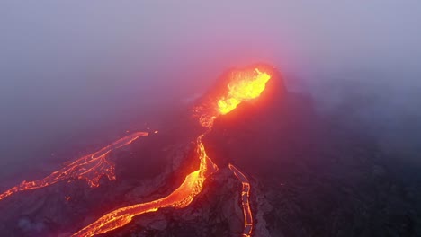 Un-Dron-De-4k-Captura-Tomas-Cinematográficas-Aéreas-De-Lava-Islandesa-En-Cascada-Envuelta-En-Una-Densa-Niebla