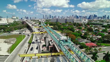 Panorama-Luftaufnahme-Des-Modernen-Brückenbaus-über-Den-Dolphin-Expressway,-Loandepot-Park,-Miami,-Florida,-USA