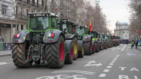 Während-Eines-Bauernstreiks-Ist-Eine-Reihe-Von-Traktoren-Auf-Der-Straße-Zu-Sehen,-Während-Landwirte-Und-Agrargewerkschaften-Gegen-Unlauteren-Wettbewerb,-Agrar--Und-Regierungspolitik-Protestieren