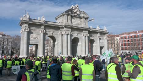 Miles-De-Agricultores-Españoles-Y-Sindicatos-Agrícolas-Bloquean-Las-Carreteras-Mientras-Se-Reúnen-En-La-Puerta-De-Alcalá-En-Madrid-Para-Protestar-Contra-La-Competencia-Desleal,-Las-Políticas-Agrícolas-Y-Gubernamentales.