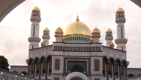 Blickt-Man-Bei-Sonnenuntergang-Durch-Die-Gewölbte-Tür-Zur-Jame&#39;asr-Hassanil-Bolkiah-Moschee-In-Bandar-Seri-Bagawan-In-Brunei-Darussalam