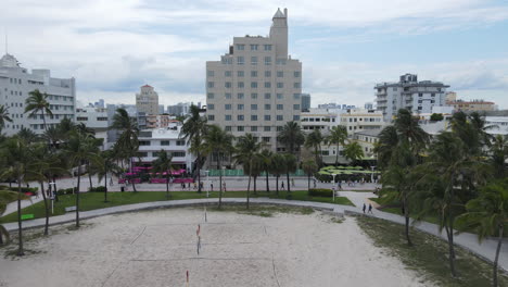 Luftaufnahme-Der-Gezeiten,-South-Beach-Hotel,-Miami,-Florida,-USA-Und-Beachvolleyballfeld,-Drohnenaufnahme