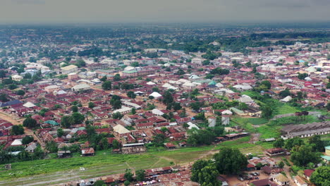 Ciudad-De-Makurdi-En-El-Estado-De-Benue-Nigeria---Retroceso-Aéreo-En-Un-Día-Bochornoso
