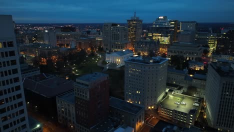 El-Centro-De-Richmond,-Virginia-En-La-Noche