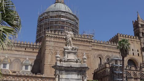 Primer-Plano-De-La-Estatua-En-La-Ciudad-De-Palermo--Catedral-De-Palermo