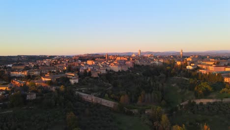 Aeria-view-sunset-in-the-Tuscany-region-from-Sienna,-Italy