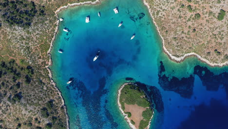 Luftaufnahme:-Vogelperspektive-Der-Bucht-Der-Griechischen-Insel-Kira-Panagia-In-Den-Nördlichen-Sporaden,-Griechenland