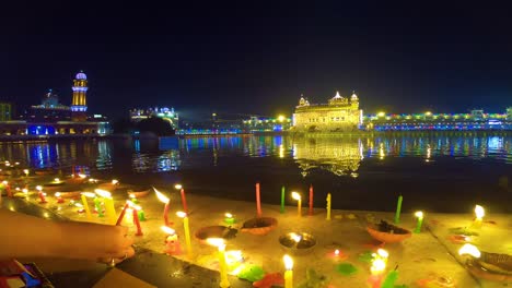 El-Templo-Dorado-Amritsar-India-Celebra-Gurupurab-En-El-Templo-Dorado-Y-Fuegos-Artificiales