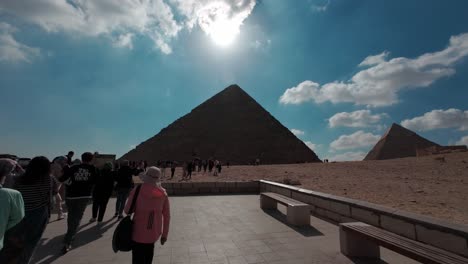 Pasarela-De-Entrada-A-Las-Grandes-Pirámides-De-Giza-Con-Numerosos-Turistas-En-Un-Día-Soleado