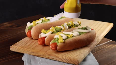 Hot-Dog-Típico-Chileno-Completo-Con-Tomate,-Palta-De-Aguacate-Y-Mayonesa-Enfoque-Selectivo