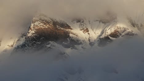 La-Niebla-Invernal-Añade-Un-Toque-Etéreo-A-Los-Pinos-De-Montaña.