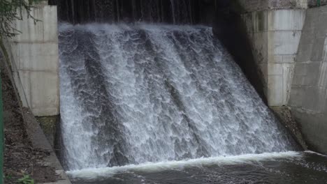 Strömung-Des-Wassers-Auf-Dem-Damm-Des-Wasserkraftwerks-Saesaare-In-Zeitlupe