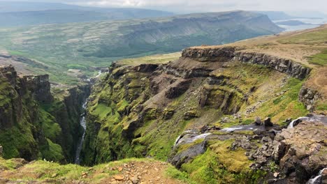 Atemberaubende-Aussicht-Vom-Glymur-Wasserfall-In-Island-Mit-Den-Umliegenden-Grünen-Klippen