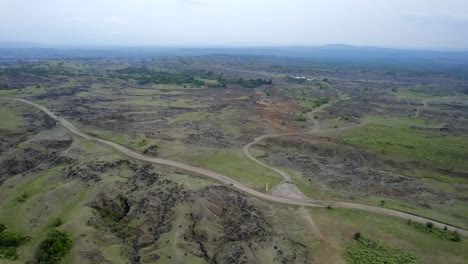 Este-Vídeo-De-Drone-Te-Lleva-En-Un-Viaje-A-Través-De-La-Vasta-Extensión-De-Terreno-árido,-Adornado-Con-Intrincados-Patrones-De-Cañones-Erosionados,-Antiguas-Formaciones-Rocosas-Y-Dunas-Grises-Surrealistas.