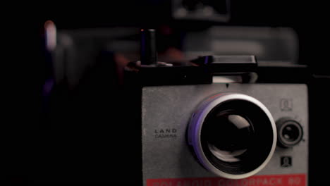 Polaroid-Colorpack-80-Vintage-Sofortbildkamera-Aus-Den-1970er-Jahren,-Rotierende-Nahaufnahme