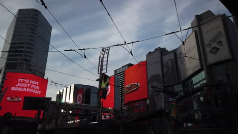 Vista-Diurna-De-La-Plaza-Yonge-Dundas-En-Toronto