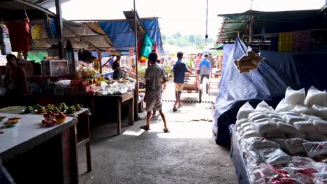 Gente-Comprando-Y-Carritos-De-Comida-En-Callejones-Oscuros-Del-Mercado-De-Frutas-Y-Verduras-De-Taibesi-En-La-Ciudad-Capital-De-Timor-Oriental,-En-El-Sudeste-De-Asia