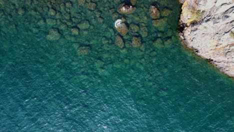 Erstaunlich-Klare-Wasserwellen-An-Der-Nordküste-Des-Lake-Superior,-Minnesota