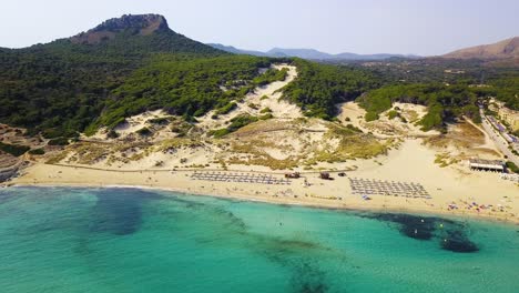 Zurückweichende-Drohnenaufnahme-Eines-Beliebten-Inselurlaubs,-Das-Cala-Mesquida-Resort-Befindet-Sich-Auf-Der-Insel-Mallorca,-Spanien