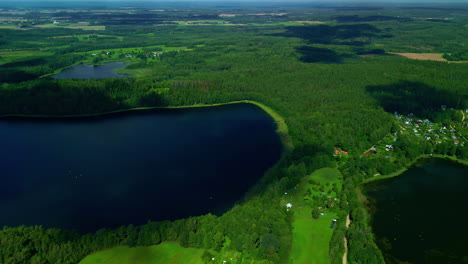 Natur-Seen-Grün-Felder-Wald-Luft-Drohne-Ansicht-Landschaft