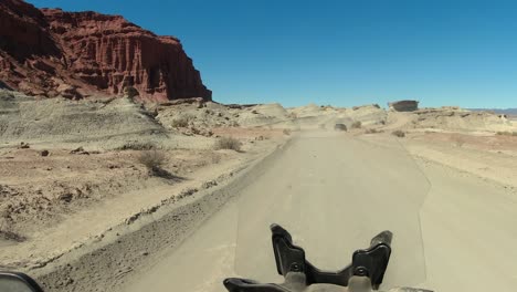 Punto-De-Vista-De-Motocicleta:-El-Conductor-Sigue-El-Vehículo-En-El-Camino-De-Tierra-Del-Cañón-Badlands