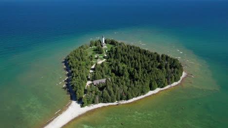 Drone-aerial-view-of-an-island-in-door-county,-Wisconsin-on-a-sunny-day