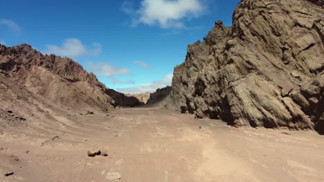 Tiefflug-Innerhalb-Schroffer-Canyon-Felswände,-Canon-Del-Indio,-Argentinien