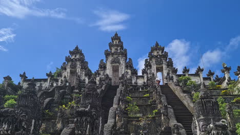 Templo-Hindú-Pura-Penataran-Agung-Lempuyang-En-Las-Montañas-De-La-Isla-De-Bali,-Indonesia,-Escaleras,-Puertas-Y-Estructuras-De-Piedra