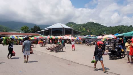 Local-people-visiting-and-shopping-for-locally-farmed-produce-at-Taibesi-fruit-and-vegetable-market-in-the-capital-city-of-East-Timor,-Southeast-Asia