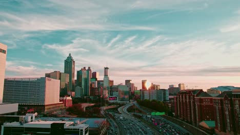 Atlanta,-Georgia,-Eine-Belebte-Durchgangsstraße-Mit-Regem-Autoverkehr-Vor-Der-Faszinierenden-Silhouette-Der-Skyline-Der-Stadt