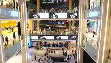 Interior-Del-Centro-Comercial-Dubai-Mall,-Emiratos-Árabes-Unidos,-Tiendas-En-Diferentes-Niveles-Y-Personas.