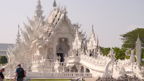 Famoso-Wat-Rong-Khun-En-Chiang-Rai-Con-Turistas-Mirando-A-Su-Alrededor