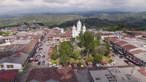 Parque-Bolívar-De-Estilo-Colonial-En-Filandia-Quindio,-Colombia,-órbita-Aérea-Durante-El-Día.