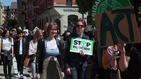 Demonstranten-Marschieren-Mit-„Fridays-For-Future“-Schild-Bei-Schwedischer-Klimakundgebung