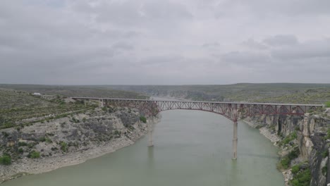 Brücke-über-Den-Pecos-River-In-West-Texas,-Vorbeifahrender-Verkehr