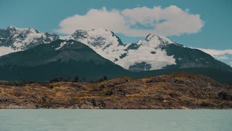Montañas-Nevadas-En-El-Lago-De-Agua-Dulce-Lago-Argentino-En-Argentina