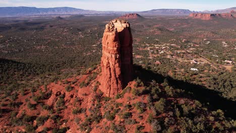 Luftaufnahme-Eines-Sandsteinturms-In-Der-Wüstenlandschaft-Von-Sedona,-Arizona,-Die-Eine-Drohnenaufnahme-Der-Weite-Offenbart