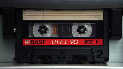 Das-Ende-Einer-Audiokassette-Von-BASF-Wird-Im-Vintage-Player-Abgespielt,-Nahaufnahme