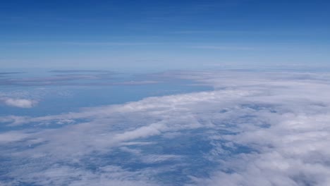 Himmel-Und-Wolkenlandschaft-An-Einem-Sonnigen-Tag---Blick-Aus-Einem-Hoch-Fliegenden-Flugzeug