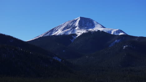 Breckenridge-Colorado-Hinterland-Boreas-Bergpass-Luftdrohne-Filmisch-Sonnig-Blau-Klarer-Himmel-Nordgabel-Tigerstraße-Kahl-Felsiger-Berg-Nationalwald-Winter-Frischer-Schnee-Kreis-Rechts-Bewegung