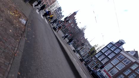Rotierende-Ansicht-Von-Fußgängern,-Die-Tagsüber-Im-Stadtbild-Von-Amsterdam,-Niederlande,-Zebrastreifen-überqueren