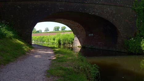 Holbrook-Canal-bridge-near-Tiverton-in-Devon-on-the-Grand-Western-Canal-on-a-summer-day