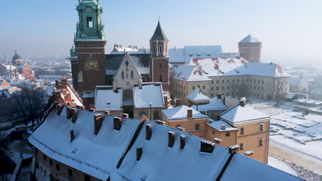 Panorama-Des-Schneebedeckten-Wawelschlosses-Und-Der-Altstadt-Am-Magischen-Morgen-Mit-Sanftem-Sonnenlicht-Im-Winter,-Krakau,-Polen