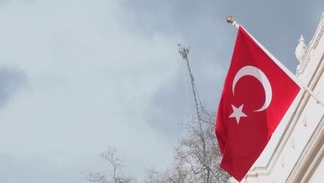 Bandera-De-Turquía-En-Belgravia,-Londres,-Reino-Unido.