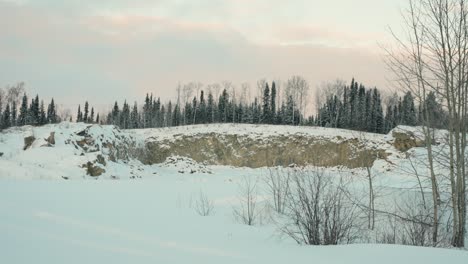 Ein-Verlassener,-Schneebedeckter-Stein--Und-Kiessteinbruch-Im-Norden-Kanadas