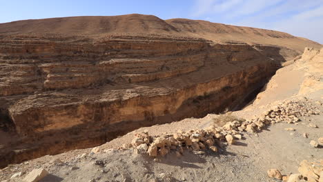 Sonnenbeschienenen-Mides-Canyon-In-Tunesien-Mit-Schroffen-Klippen-Und-Klarem-Blauen-Himmel,-Keine-Menschen