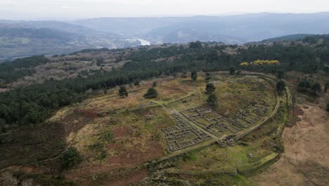 Panorama-Luftbildübersicht-Der-Steinfestung-Castro-De-San-Cibran-In-Las-Ourense,-Spanien